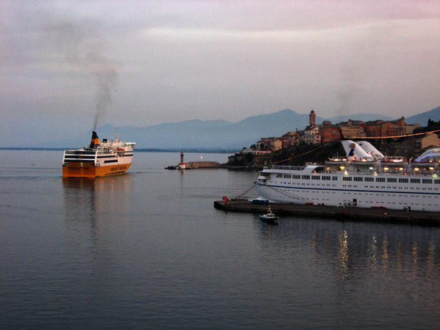 2009-05-21_20-34-33_korsika-uwe.jpg - Abend im Hafen