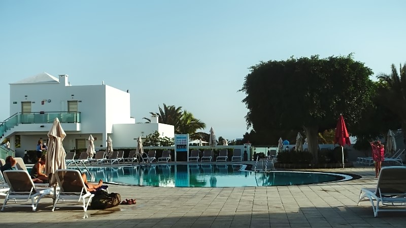 2021_10_17_180608_lanzarote-2021.jpg - Der Pool ist meist gut frequentiert
