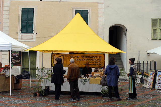 2012-04-29_09-11-13_ligurien2012.jpg - Dolceacqua - Sonntagsmarkt