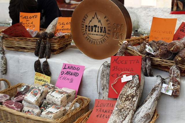 2012-04-29_09-12-04_ligurien2012.jpg - Dolceacqua - Leckereien auf dem Sonntagsmarkt