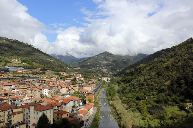 2012-04-29_09-38-49_ligurien2012.jpg - Blick vom Castello dei Doria auf Dolceacqua im Nerviatal