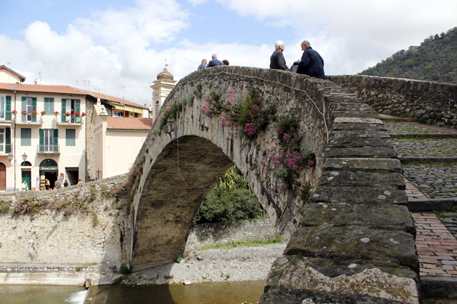 2012-04-29_09-58-15_ligurien2012.jpg - Ponte Vecchio di Dolceacqua