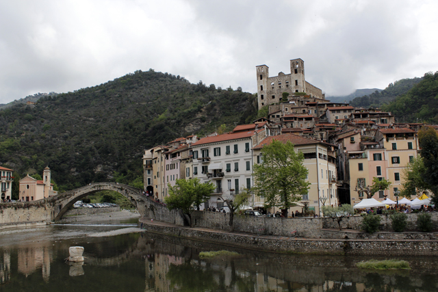 2012-04-29_10-06-01_ligurien2012.jpg -  Ponte Vecchio di Dolceacqua und Castello dei Doria 