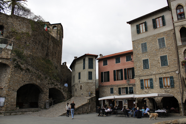 2012-04-29_11-52-53_ligurien2012.jpg - Apricale - Piazza Vittorio Emanuelle II und Castello della Lucertola