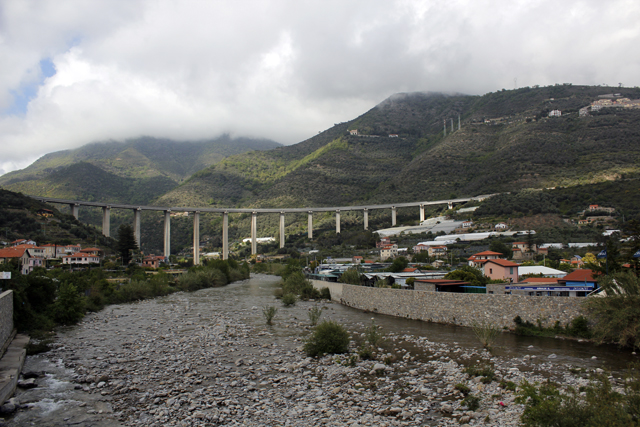 2012-04-29_15-02-29_ligurien2012.jpg - Taggia - moderne Autobahnbrcke