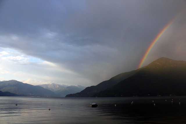 2012-05-15_19-48-20_ligurien2012.jpg - Regenbogen ber dem Lago Maggiore