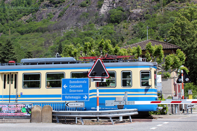 2012-05-16_14-40-50_ligurien2012.jpg - Eisenbahn zwischen Domodossola und Locarno (Centovalli)