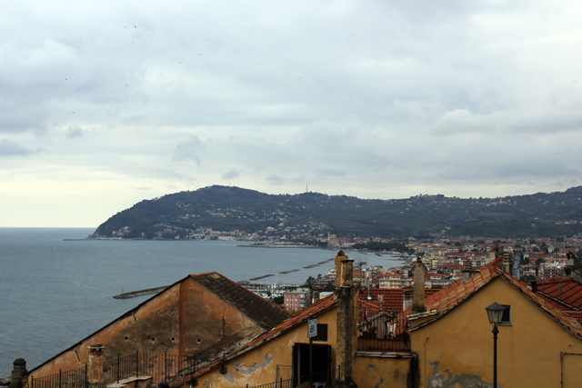 2012-04-30_12-22-07_ligurien2012.jpg - Blick von der Altstadt Cervos auf die Blumenriviera