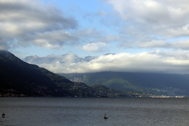 2012-05-13_18-00-50_ligurien2012.jpg - Blick nach Norden mit Locarno und den Schweizer Alpen