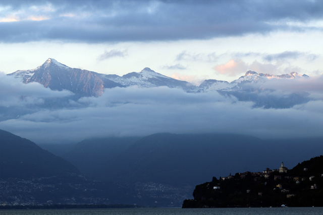 2012-05-13_20-28-47_ligurien2012.jpg - Schneebedeckte Gipfel ber dem Lago Maggiore