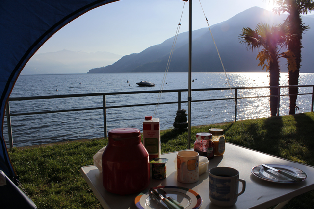 2012-05-14_07-59-29_ligurien2012.jpg - Sonniges Frhstck am Lago Maggiore