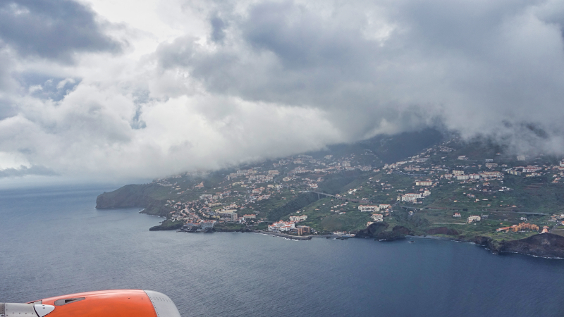 2023-02-27_155423_madeira-2023.jpg - Tiefhängende Wolken beim Aunflug auf Madeira