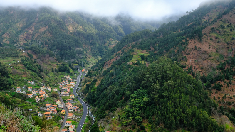 2023-03-01_100720_madeira-2023.jpg - Blick ins Tal des Ribeira Brava