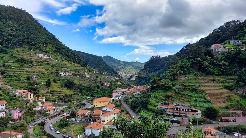 2023-03-05_133056_madeira-2023.jpg - Wanderung an der Levada Canical - Blick nach Machico