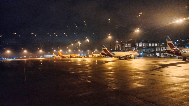 2023-03-08_233531_madeira-2023.jpg - BER: Mitternacht bei Regen auf Parkposition - langes Warten auf Rolltreppe und Bus ...