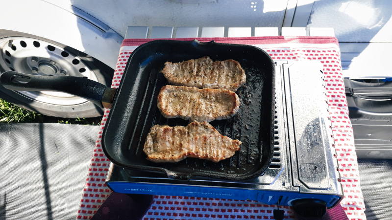 20200902_180731_malafatra_broumovsko_2020.jpg - Steaks aus der Campingkche