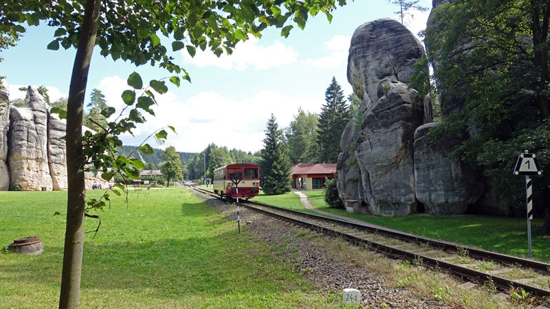 20200907_124616_malafatra_broumovsko_2020.jpg - Eisenbahnlinie im Tal des Metuje bei Aderspach