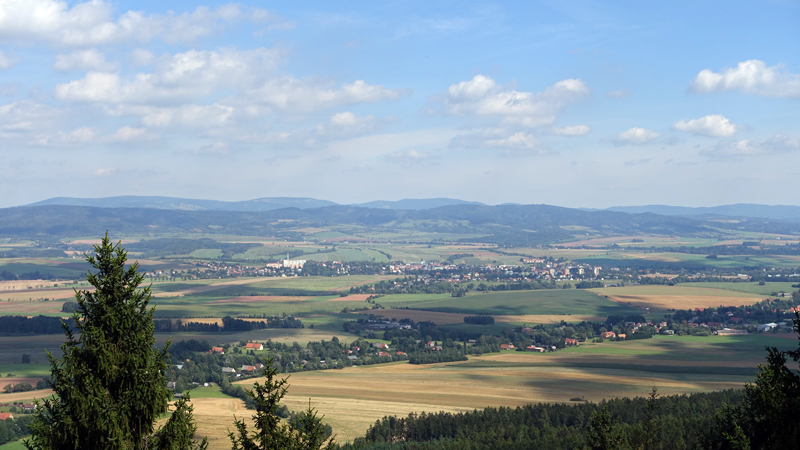 20200908_135740_malafatra_broumovsko_2020.jpg - Blick von den Broumovske Steny (Falkengebirge) ins Brauauer Lndchen