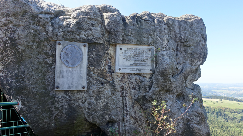 20200911_122618_malafatra_broumovsko_2020.jpg - Gedenktafel an Goethe auf dem Groen Heuscheuer                               