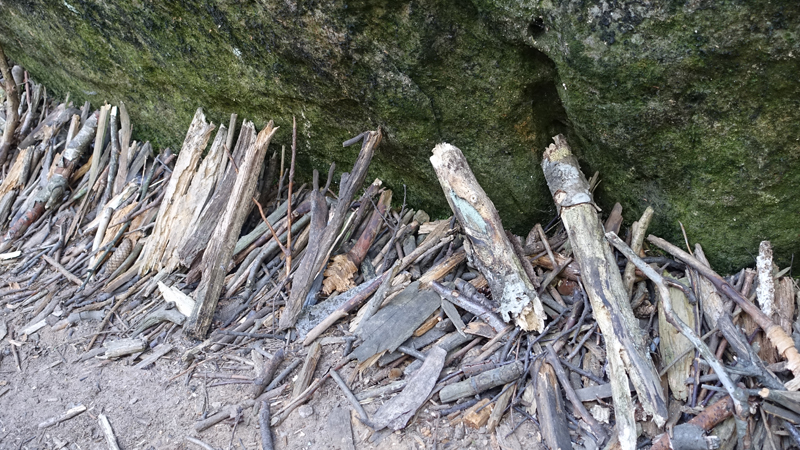 20200911_133948_malafatra_broumovsko_2020.jpg - Mal keine Steinhufchen, hier werden stchen an den Felsen gelehnt                               