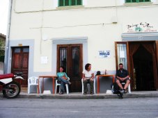 Wir warten auf die Straßenbahn nach Port Soller