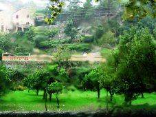 Wir warten den Regenguß in Valldemossa im Auto ab