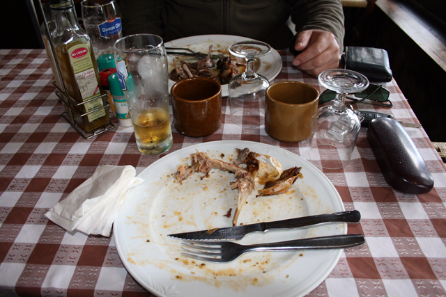 2011-03-22_13-51-16_mallorca_2011.jpg - Zicklein- und Kaninichenreste im Restaurant dEscorca (lecker!)