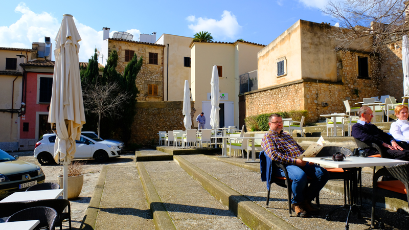 2018-02-24_13-07-57_mallorca-2018.jpg - Pollenca - Mittagsrast auf der Placa dels Seglars (Aufstieg zum Calvarienberg)