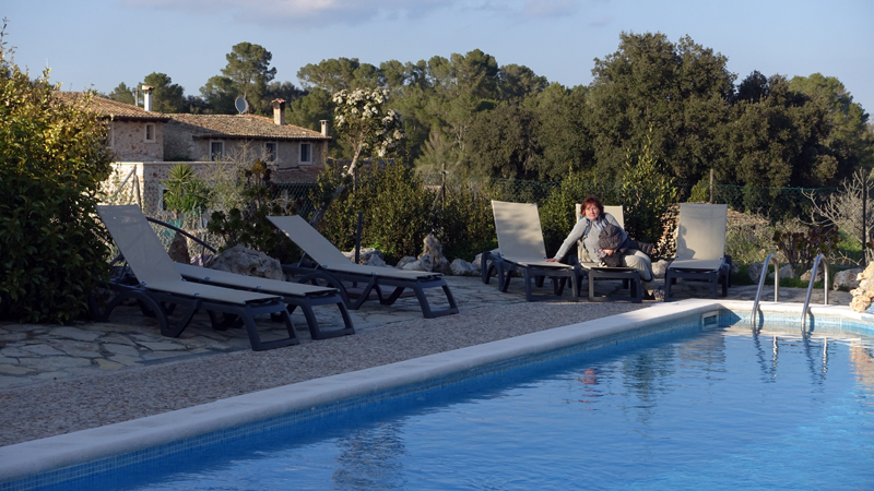 2018-02-25_18-19-51_mallorca-2018.jpg - Relaxen am Pool :-) un der abendlichen Khle