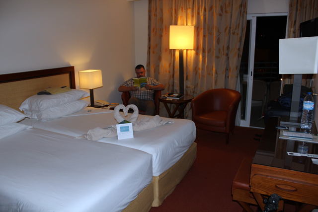 2012-10-11_22-31-07_portugal.jpg - Unser Zimmer im Hotel Porto Bay Falesia