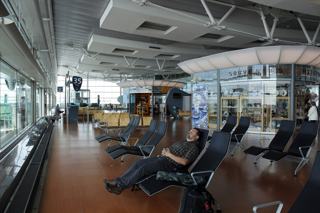 2012-10-24_15-42-07_portugal2012.jpg - Porto - Aeroporto Francisco Sa Carneiro - Warten auf den Heimflug