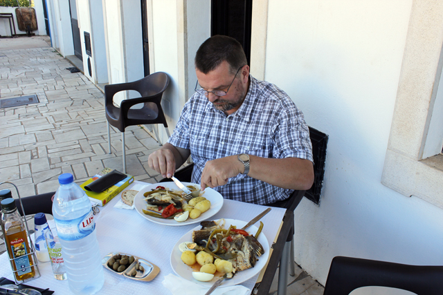 2012-10-12_15-07-31_portugal.jpg - Mittagsrast in Benafim