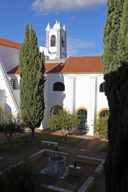 2012-10-12_17-57-50_portugal.jpg - Innenhof der Pousada Beja