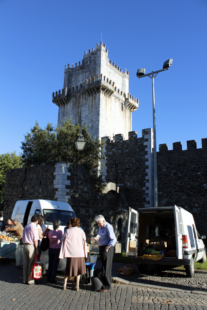 2012-10-13_10-32-42_portugal.jpg - Marktreiben an der Festung Beja