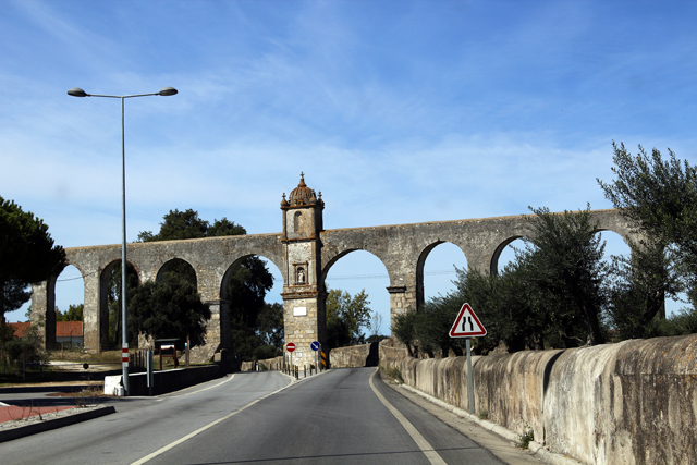 2012-10-13_14-53-52_portugal.jpg - Evora - Aqueduct