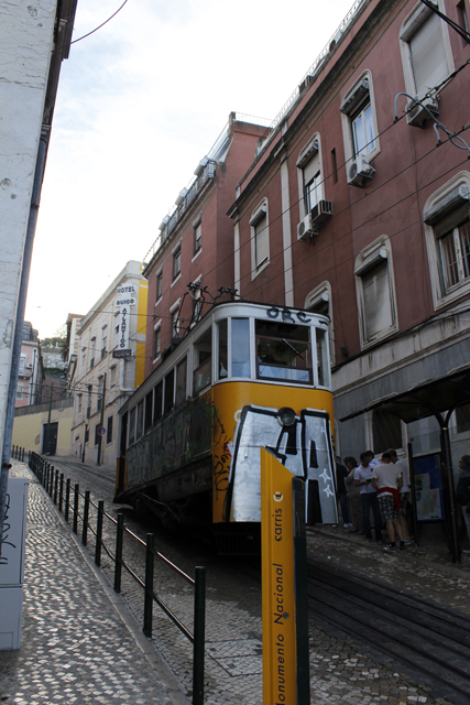 2012-10-13_18-19-15_portugal.jpg - Standseilbahn ab Praca dos Restauradores 