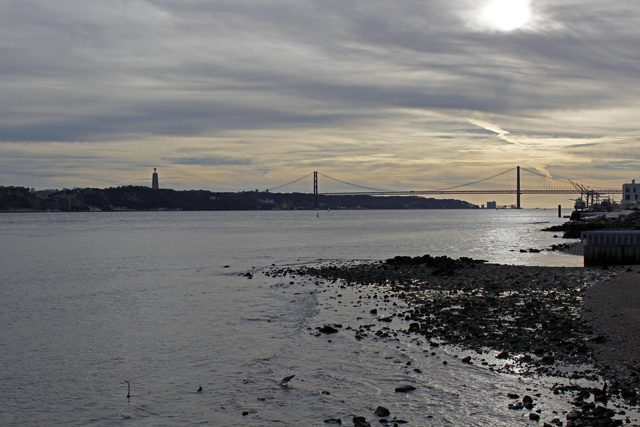 2012-10-13_18-53-01_portugal.jpg - Lissabon - Tejo mit Ponte 25 de Abril