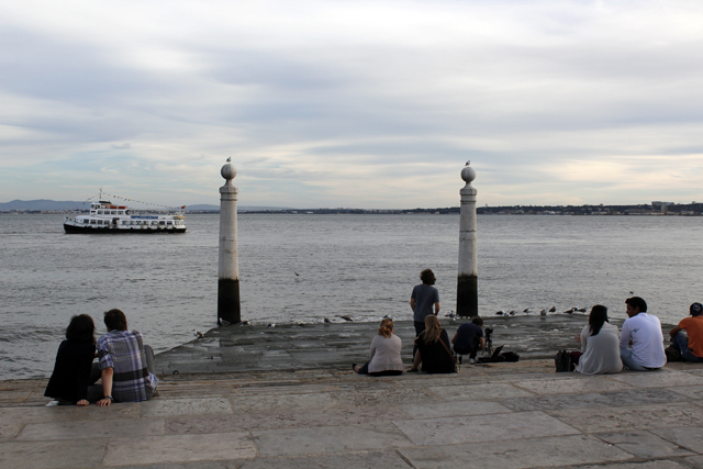 2012-10-13_18-59-44_portugal.jpg - Lissabon - Tejo unterhalb des Praca do Comercio