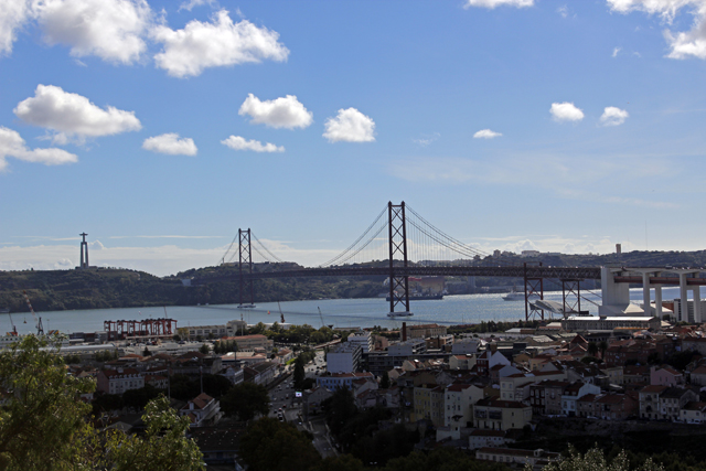 2012-10-14_16-04-11_portugal.jpg - Lissabon - Blick zur Ponte 25 de Abril vom Cemiterio dos Prazeres