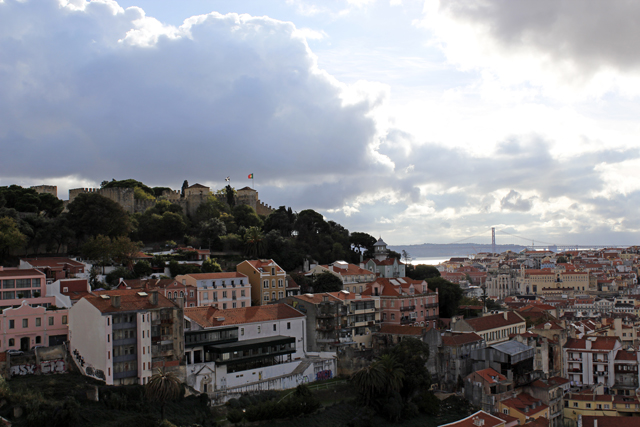 2012-10-14_17-46-56_portugal.jpg - Lissabon - Blick zum Castelo de Sao Jorge
