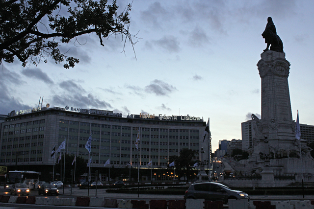 2012-10-14_20-06-32_portugal.jpg - Lissabon - Praca Marques de Pombal mit Hotel Fenix