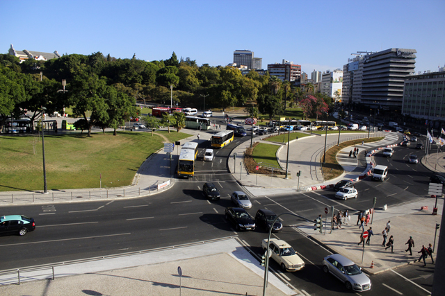 2012-10-15_10-43-00_portugal.jpg - Lissabon - Blick aus unserem Hotelzoimmer zum Praca Marques de Pombal