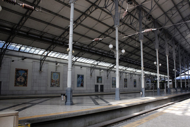 2012-10-15_11-04-25_portugal.jpg - Lissabon - Bahnhof Rossia