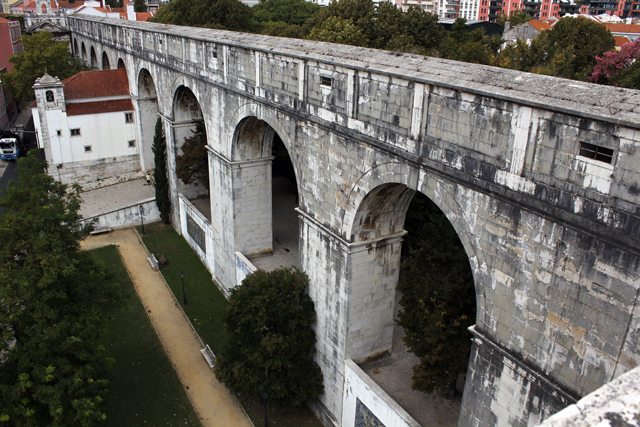 2012-10-16_14-42-35_portugal.jpg - Lissabon - quadukt zur Mae dAgua (Wassermutter)