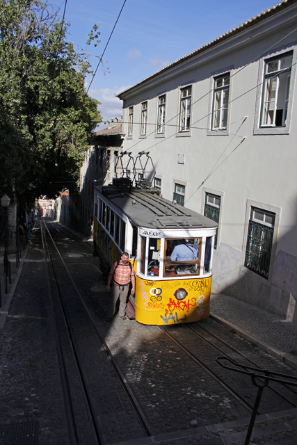 2012-10-16_16-43-19_portugal.jpg - Lissabon - Bergstation des Elevador da Gloria