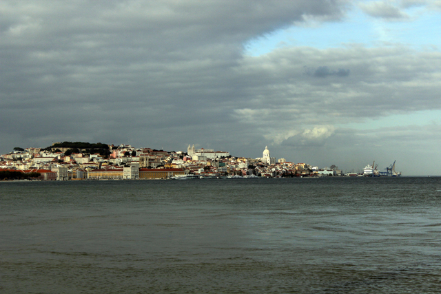 2012-10-16_17-56-43_portugal.jpg - Lissabon - von Almada aus ber den Rio Tejo gesehen