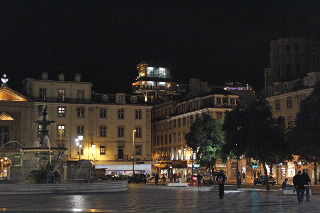 2012-10-16_21-19-59_portugal.jpg - Lissabon - Praca Dom Pedro IV (Rossio)