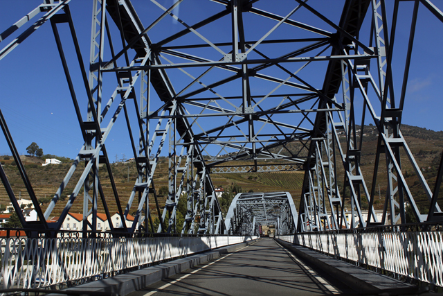 2012-10-20_13-06-02_portugal2012.jpg - Pinhao - Brcke ber den Douro