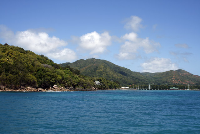 2008-09-28_08-32-43.jpg - Wir nhern uns Praslin