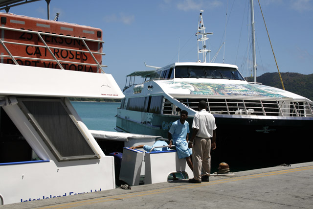 2008-09-28_08-48-21.jpg - Auf Praslin angekommen mit der Fhre Cat Cocos